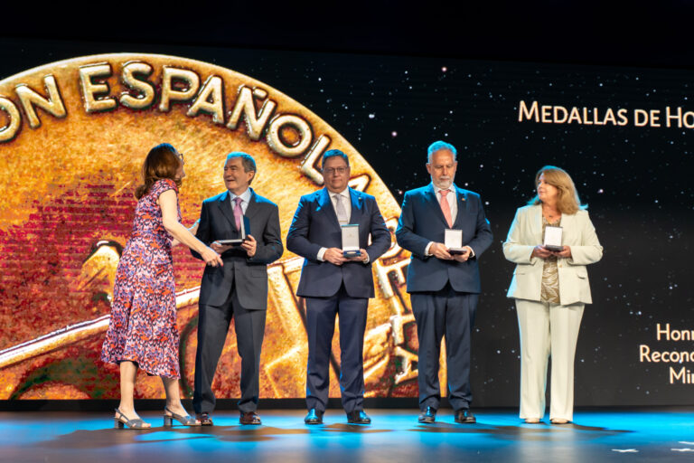 Roberto Villegas Gómez, medalla de Honor de la AEC